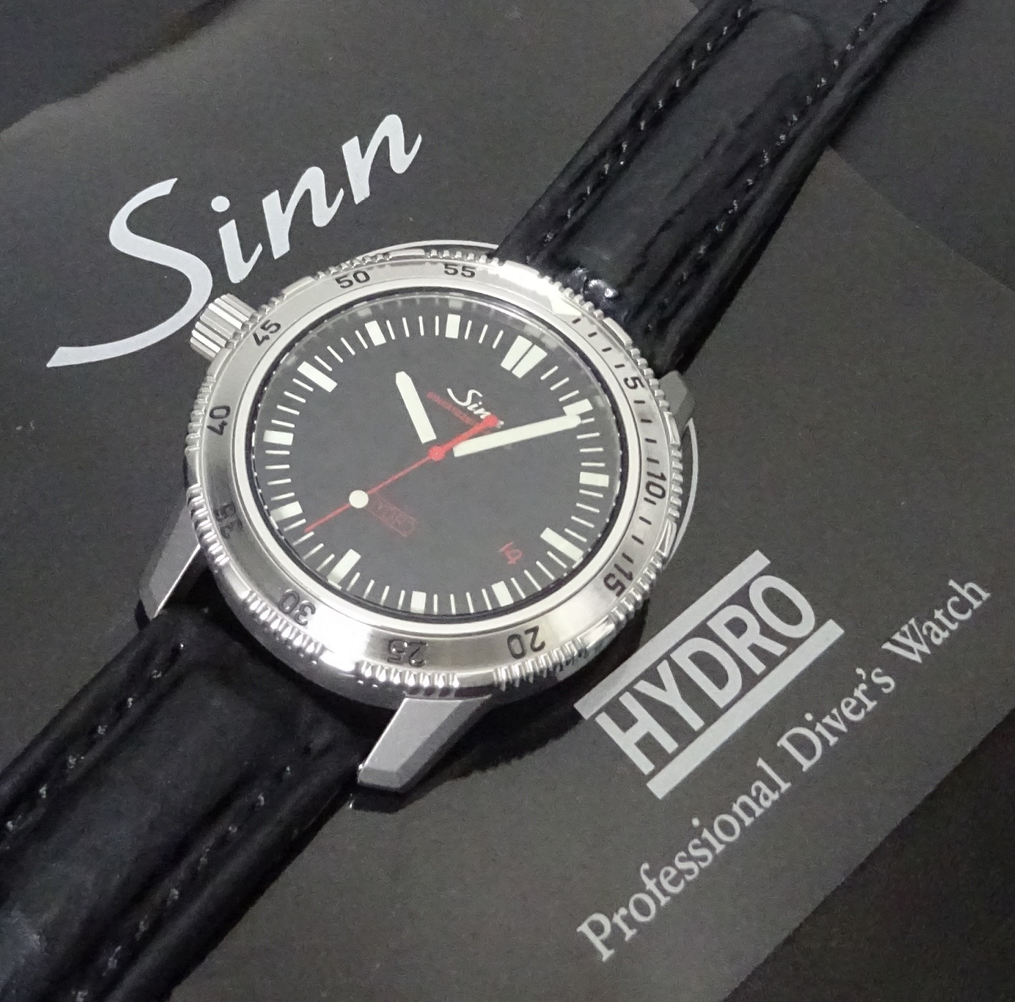 トケマー:5000m防水 美品 2024年6月正規店OH実施 Sinn ジン ハイドロ 403.EZM2 黒文字盤 メンズサイズ 本物